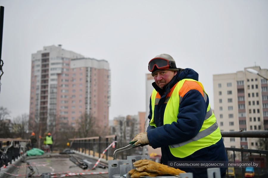 Фото: Посмотрели, как идёт ремонт пешеходного моста на Кирова в Гомеле