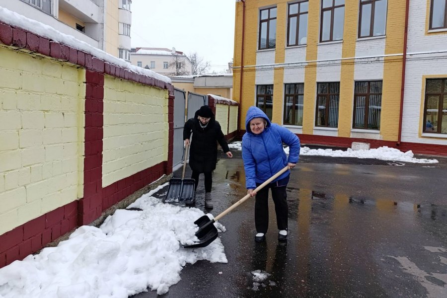 Фото: Лопатой по снегу: как «Чистый четверг» проходит в школе искусств №1 имени П. И. Чайковского