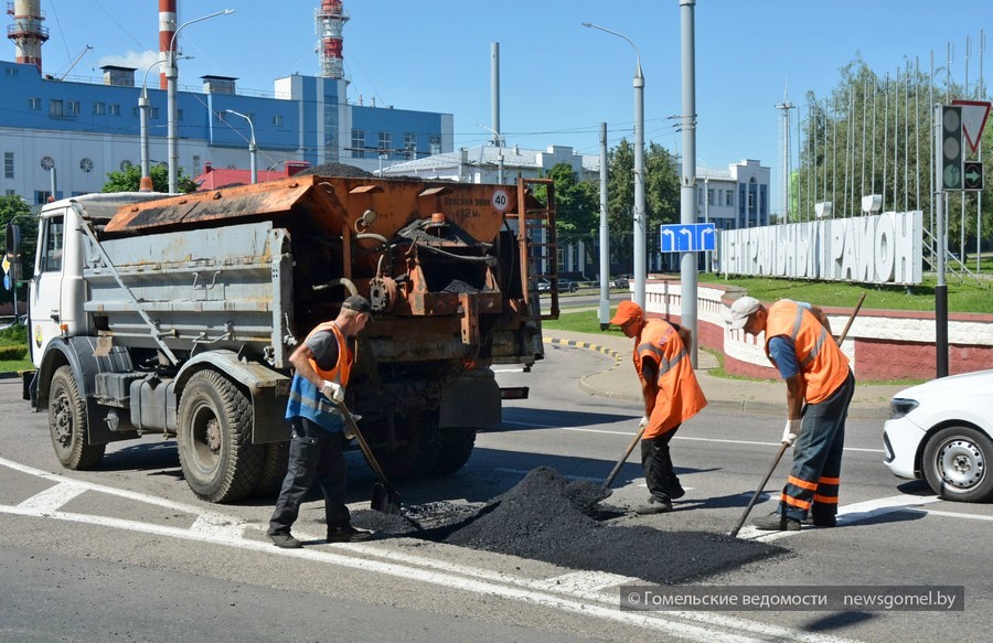 Фото: В ежедневном режиме продолжается ямочный ремонт дорог на улицах Гомеля