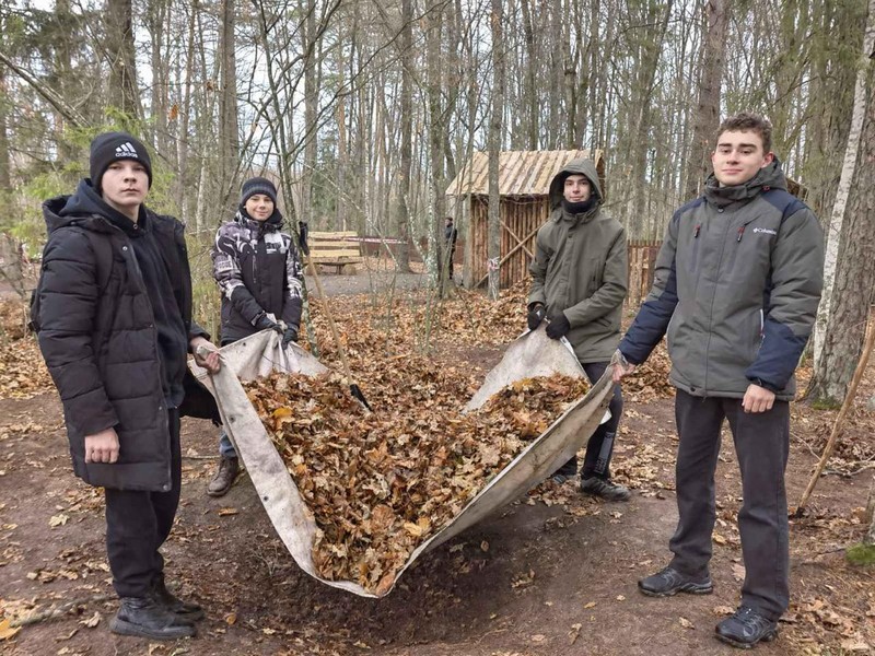 Фото: Партизанская криничка: учащиеся навели порядок ко Дню освобождения Гомеля