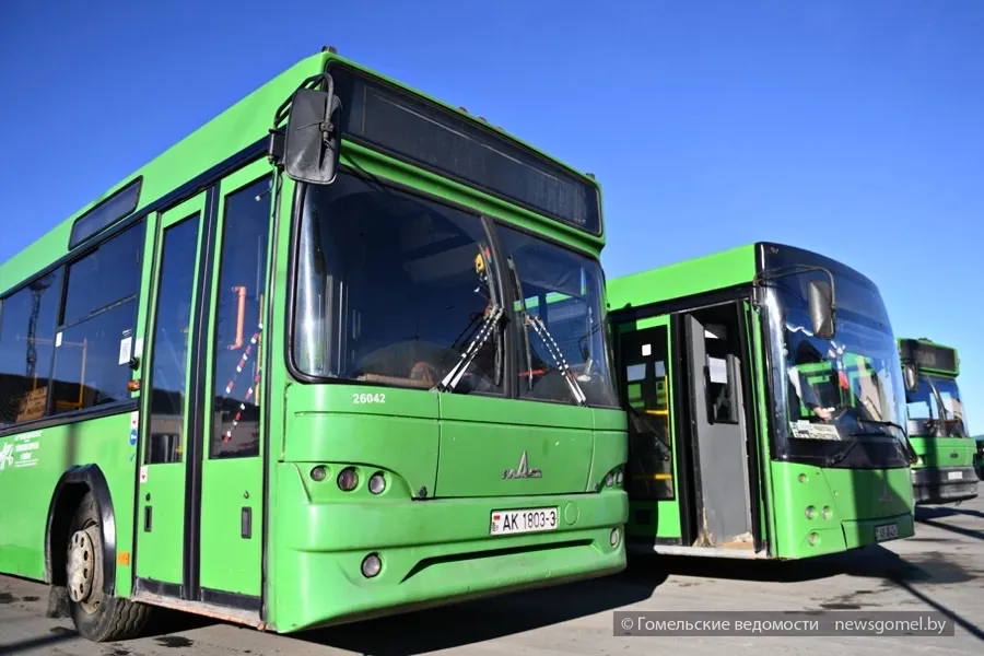 Фото: С профессиональным праздником работников и ветеранов автомобильного транспорта и хозяйства поздравил председатель облисполкома Иван Крупко