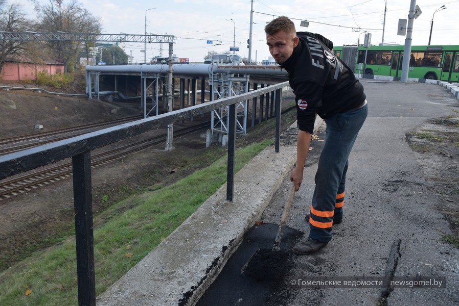 Фото: Ямочный ремонт моста по улице Барыкина произвели дорожники Гомеля 