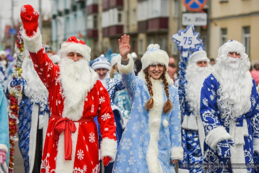 Фото: Театрализованное шествие Дедов Морозов и Снегурочек прошло в Гомеле