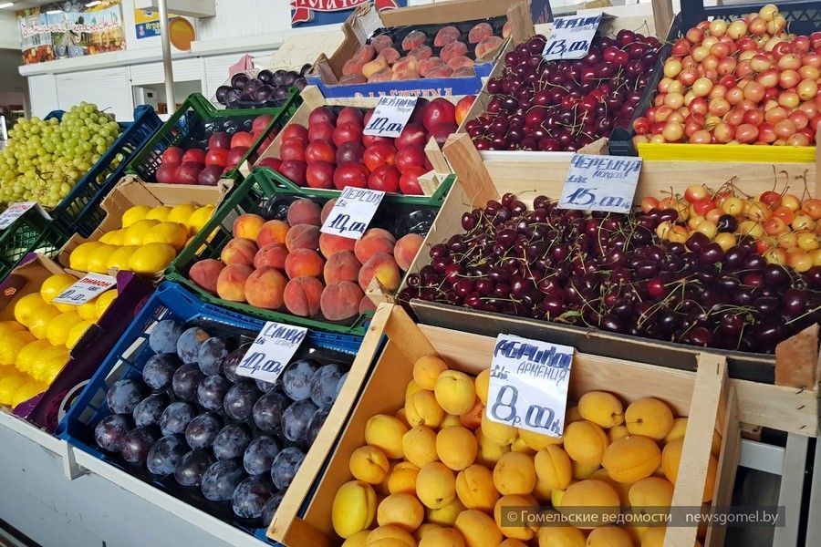 Фото: Сколько стоят местные ягоды и привозные фрукты в этом сезоне? Узнали
