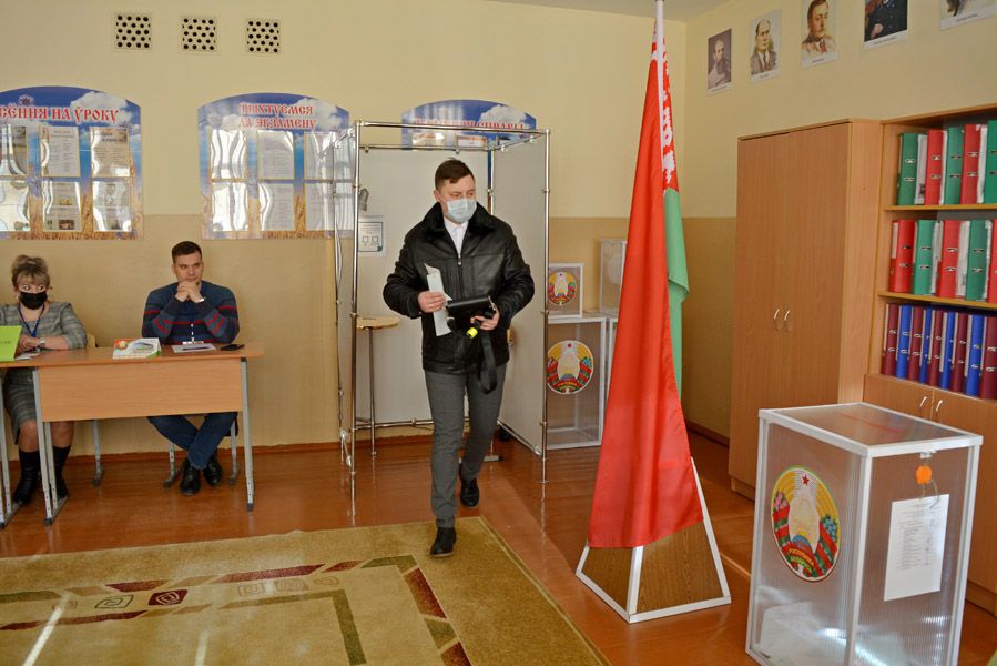 Фото: Житель Донбасса стал гражданином Беларуси и пришёл на референдум
