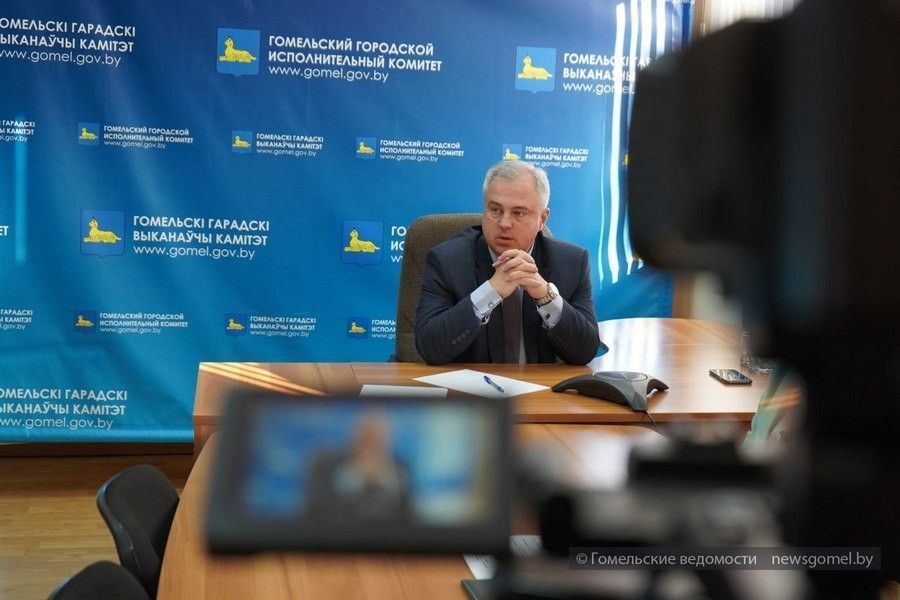 Фото: Не откладывая на потом: председатель горисполкома Владимир Привалов провёл прямую телефонную линию