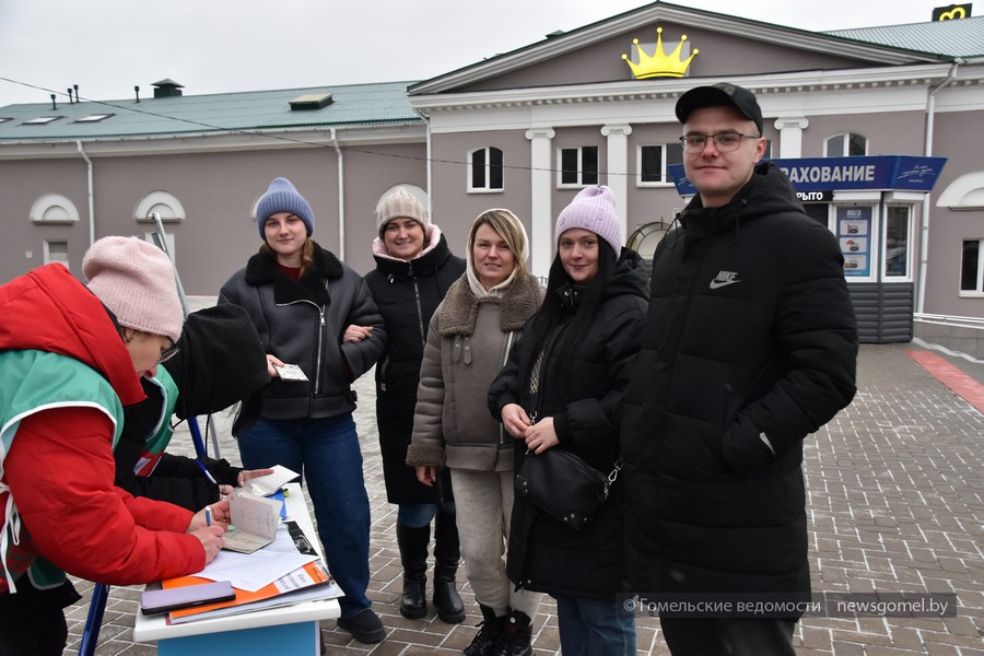 Фото: Пикеты в поддержку выдвижения кандидатов на пост Президента Беларуси продолжаются в Гомеле