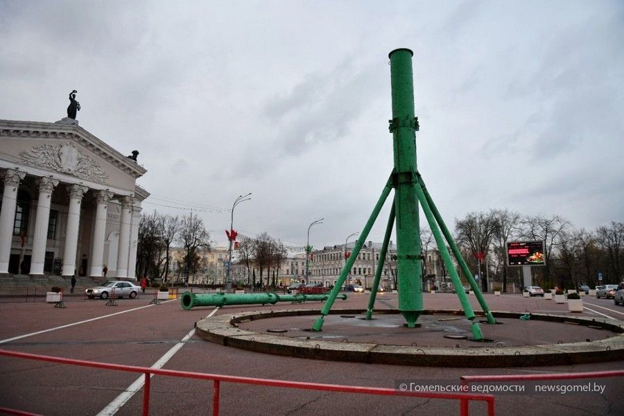 Фото: Праздник к нам приходит!  На центральной площади начали монтировать главную ёлку Гомеля