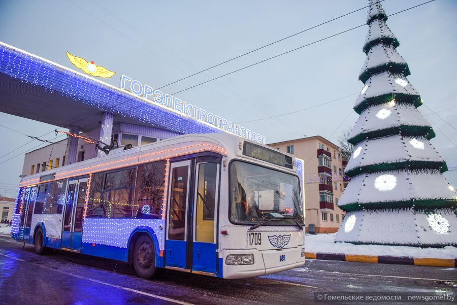 Транспорт гомель. Новогодний троллейбус Смоленск. Новогодний городской транспорт. Новогодние троллейбусы. На новый. Год. Транспорт к новому году.