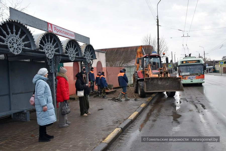 Фото: В Гомеле на остановке «Улица Ярославская» идёт замена тротуарной плитки