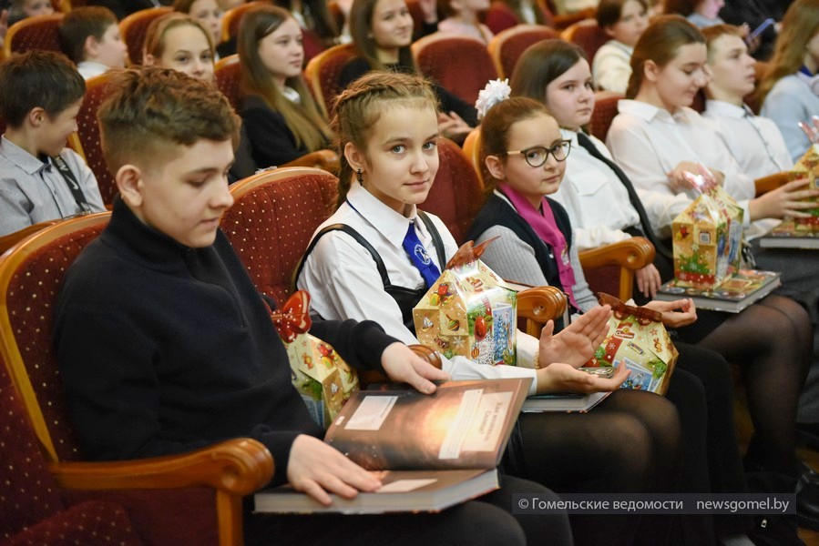 Фото: Сказка — в подарок: в Гомеле детей Советского района пригласили на праздничное представление