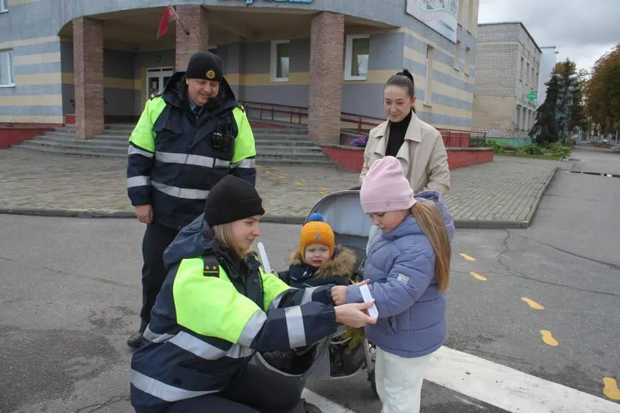 Фото: ГАИ Гомельщины проводит акцию «Первые каникулы. Стань заметней в темноте!»