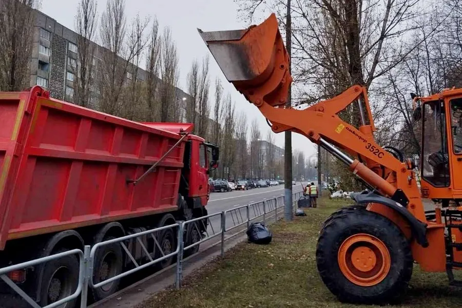 Фото: Ковш экскаватора в помощь: в Гомеле на «Чистый четверг» вышли работники Гомельстройматериалов