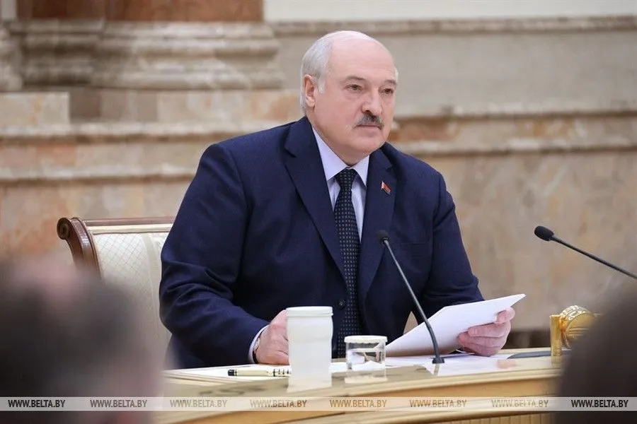 Фото: Александр Лукашенко требует от губернаторов не устраняться от вопросов образования