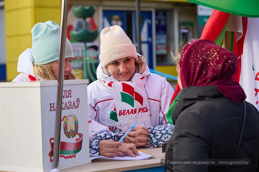 Фото: Гомельчане активно подписываются за выдвижение кандидатов в Президенты