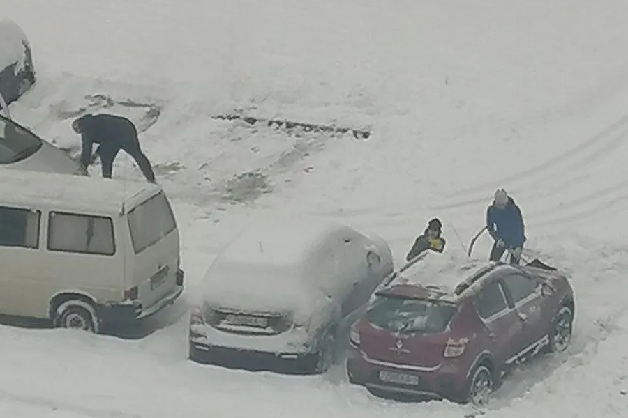 Фото: Гомельчане-автолюбители вышли на помощь в уборке снега