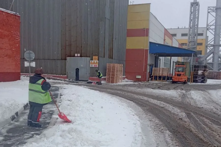 Фото: Трактор на подмогу: как проводят уборку снега работники ОАО «Гомельстройматериалы»