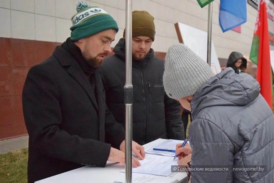 Фото: В Гомеле горожане продолжают оставлять подписи в поддержку выдвижения своего кандидата