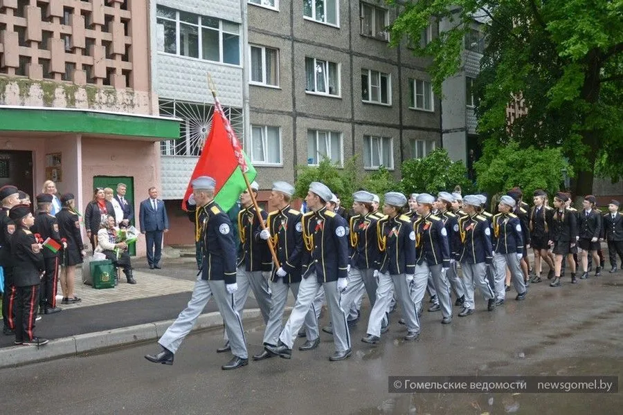 Фото: Парад у дома принимала труженица тыла Прасковья Ухина