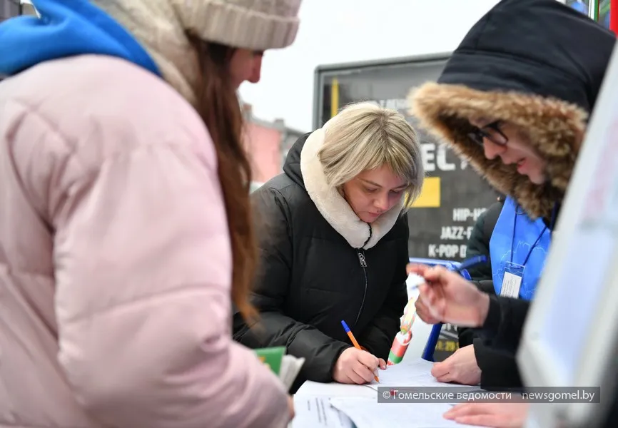 Фото: В Гомеле продолжается сбор подписей в поддержку выдвижения кандидатов в Президенты