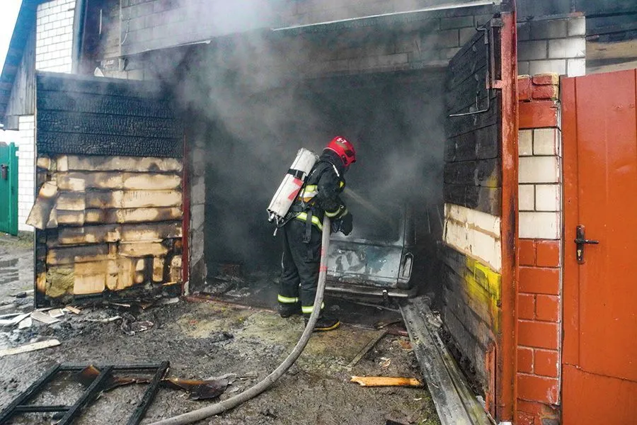 Фото: Как быстро вы достанете огнетушитель, если горит гараж?