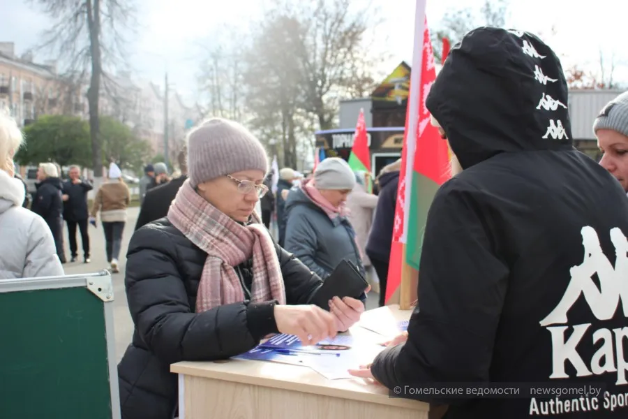 Фото: В Гомеле продолжается сбор подписей в поддержку выдвижения кандидатов в Президенты