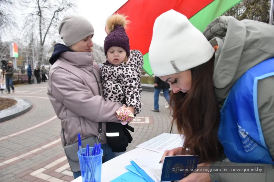 Фото: В Гомеле стартовал сбор подписей в поддержку выдвижения кандидатов в Президенты