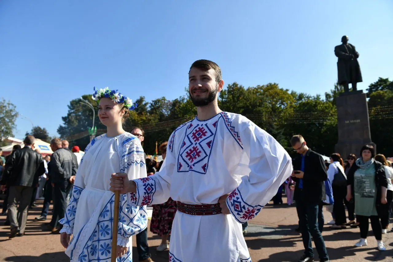 Фото: На площади Ленина идёт фолк-концерт и фестиваль национальной культуры