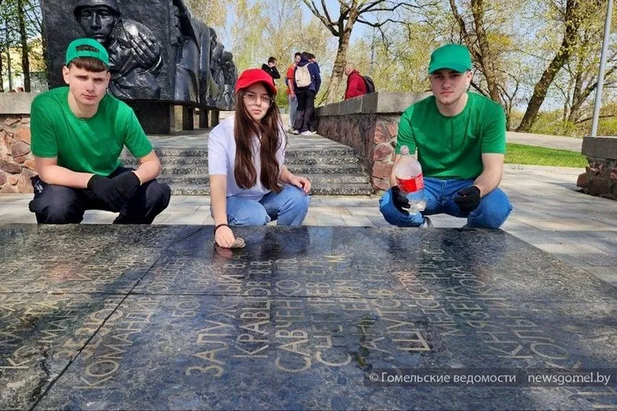 Фото: У мемориала ополченцам и подпольщикам молодёжь Гомеля провела чистый четверг