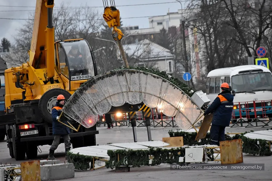 Фото: Новогодняя сказка обрела зимние тона: в Гомеле появилась новая резиденция Деда Мороза