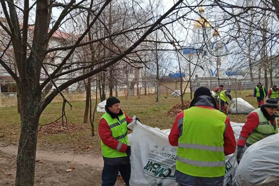 Фото: Собрали пакеты полные листвы: в Гомеле на «Чистый четверг» вышли работники Гомельстройматериалов