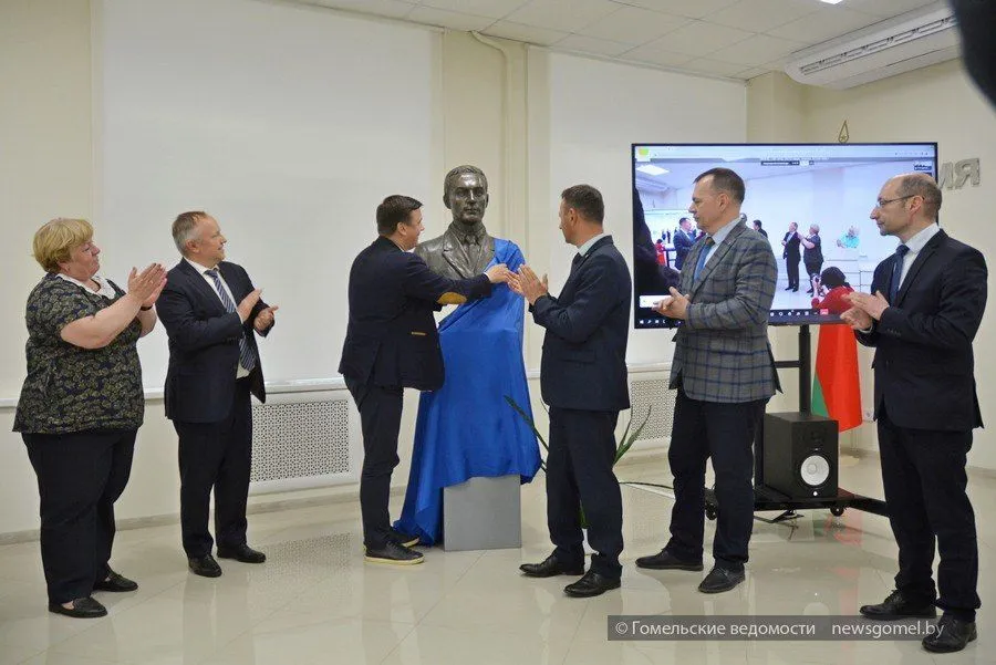 Фото: Университету имени Ф. Скорины в Гомеле подарили Льва Выготского в бронзе 