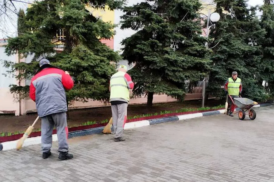 Фото: К "Чистому четвергу" работники "Гомельстройматериалов" подошли с полной ответственностью