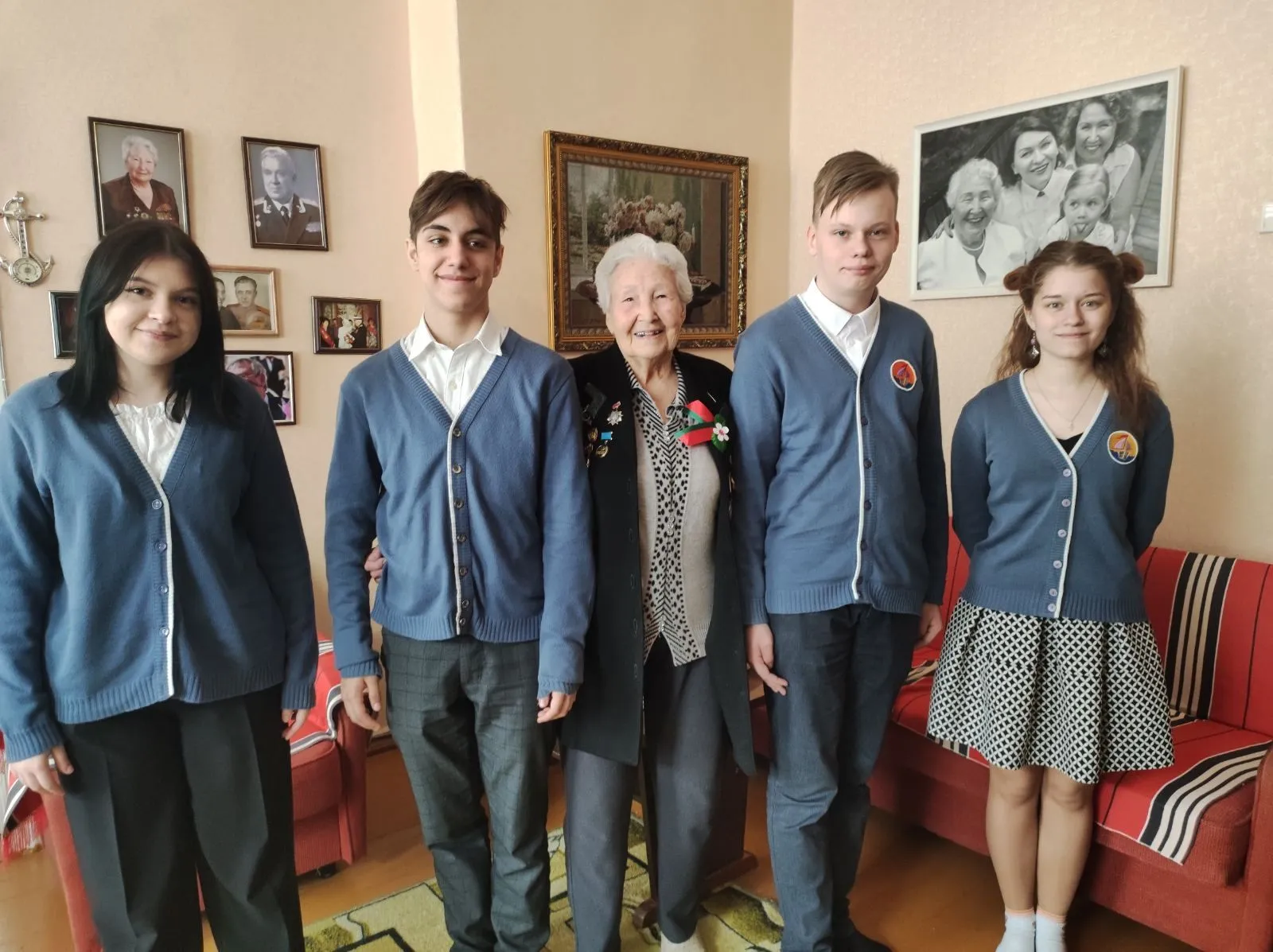 Фото: Ученики средней школы №27 - школы мира навестили ветерана Великой Отечественной войны Аэлиту Самсонову 
