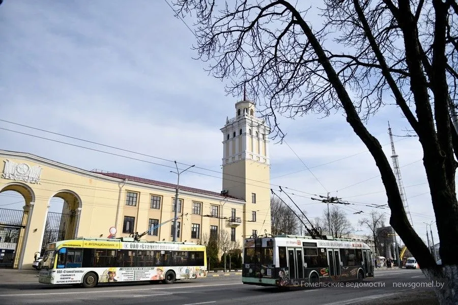Фото: Троллейбусы № 16 и № 25 идут по Малайчука 