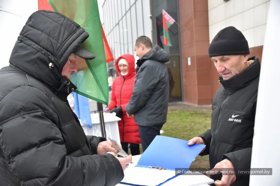 Фото: В Гомеле продолжаются пикеты по сбору подписей