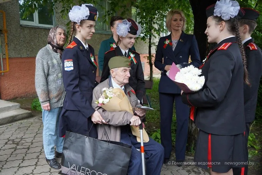 Фото: В Гомеле ветерана войны Владимира Шкабарина поздравили с наступающим Днём Победы