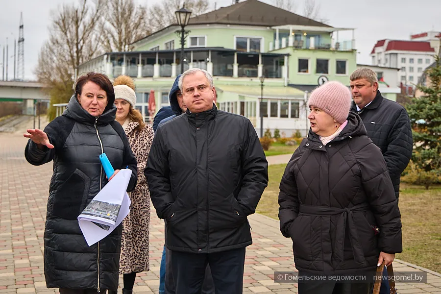 Фото: Набережная Сожа в Гомеле готовится к Новому году