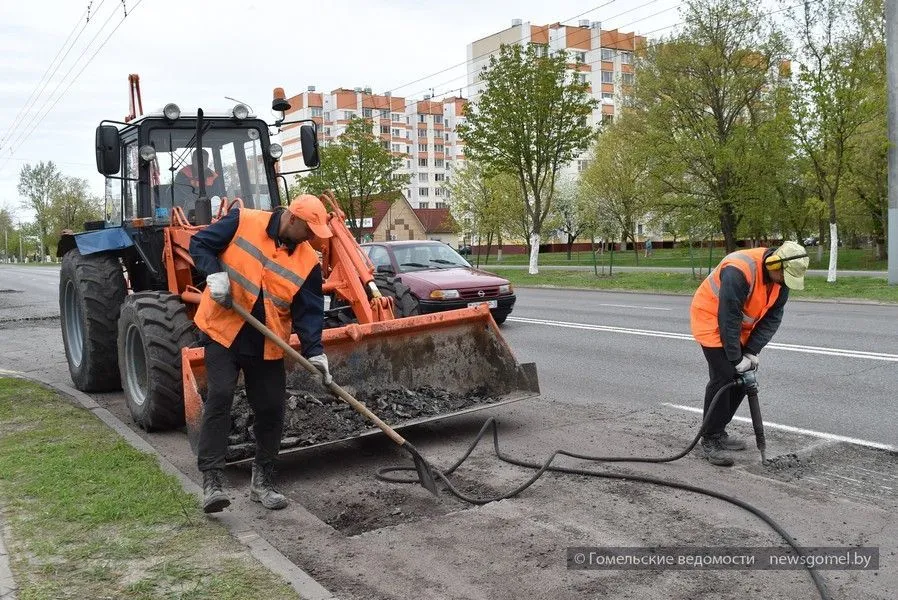 Фото: Дорожные службы продолжают ремонт дорожного покрытия улиц Гомеля