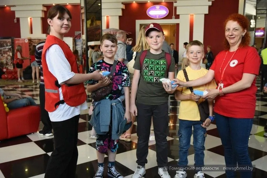 Фото: Более 500 ребят побывало на празднике Красного Креста в кинотеатре имени Калинина