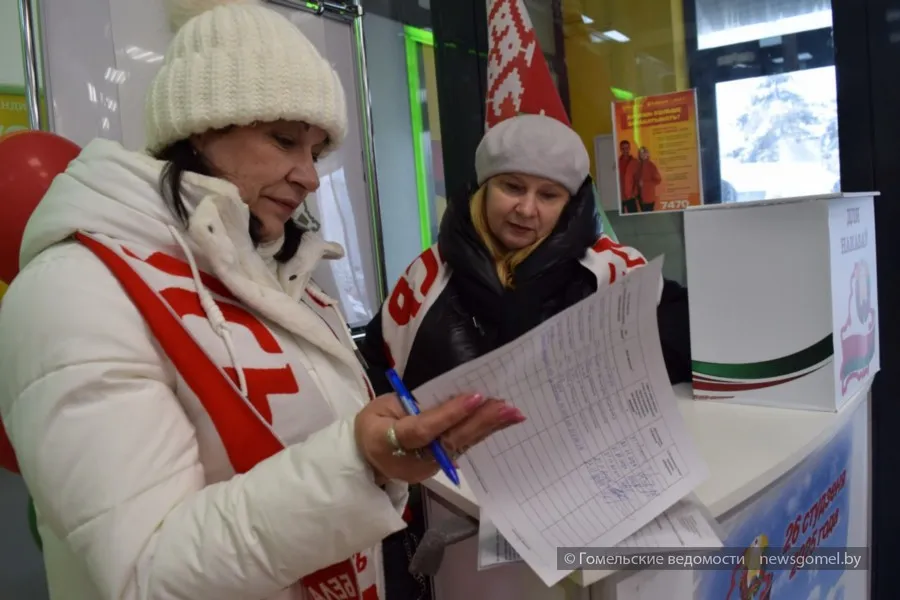 Фото: Пикеты по сбору подписей продолжаются и выходные дни