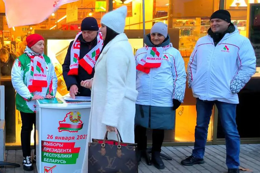 Фото: В Гомеле принимают подписи от горожан в любую погоду