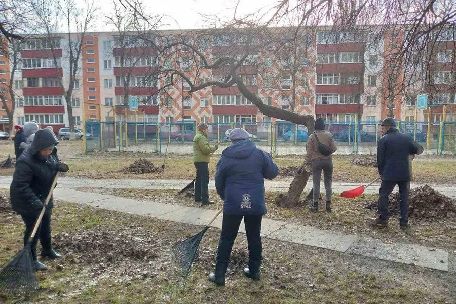 Фото: В Сельмашевском микрорайоне трудятся над чистотой улиц