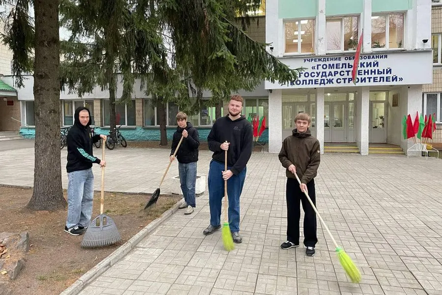 Фото: Чтобы было красиво: учащиеся колледжа строителей вышли на чистый четверг