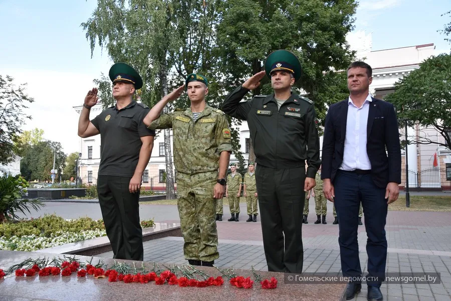 Фото: В Гомеле отметили день рождения Феликса Дзержинского возложением цветов к его памятнику