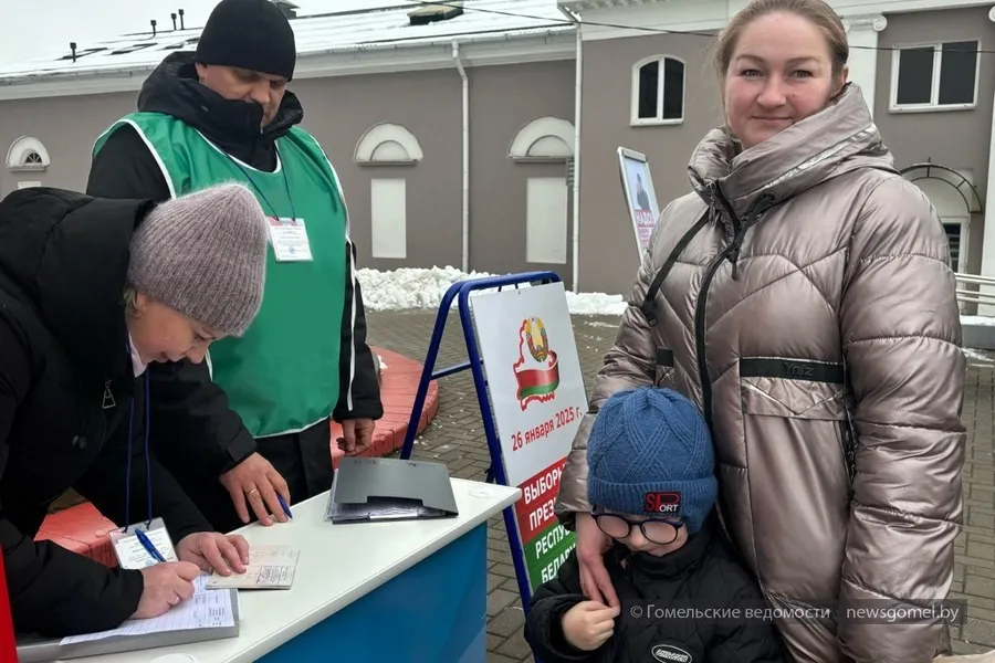 Фото: Не можем остаться в стороне: в Гомеле граждане оставляют подписи в поддержку кандидатов