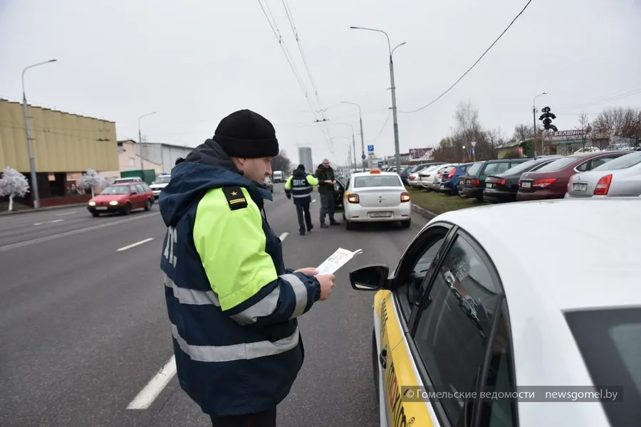 Фото: Почему в Гомеле массово останавливают автомобили такси