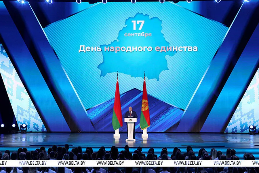 Фото: Александр Лукашенко: День народного единства символизирует стремление белорусов жить в своем государстве и на родной земле