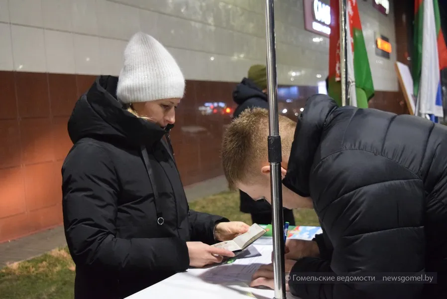 Фото: В Гомеле горожане продолжают оставлять подписи в поддержку выдвижения своего кандидата