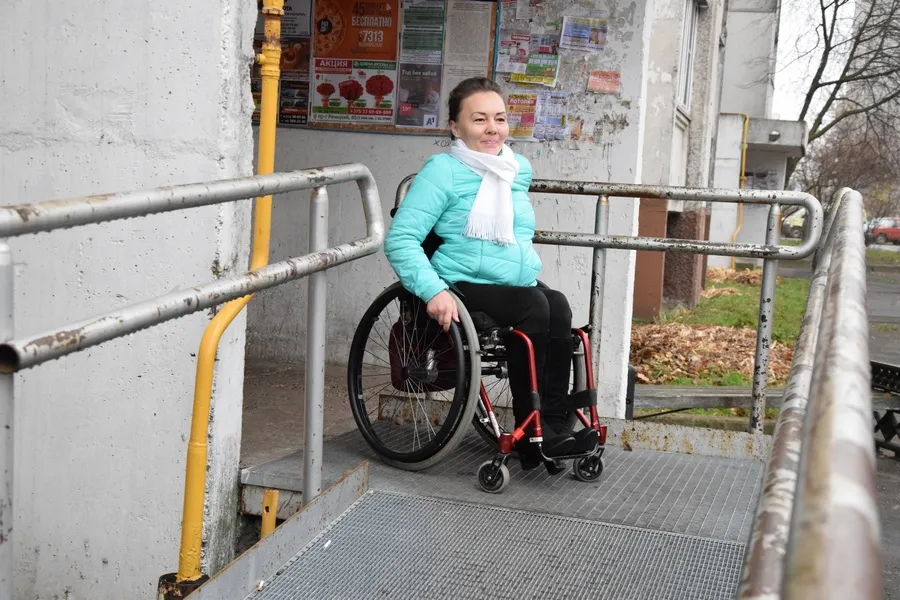 Неработающий инвалид с детства. Одежда для колясочников. Уличные тренажеры для инвалидов колясочников. Брюки для инвалидов колясочников. Женщина инвалид колясочник.